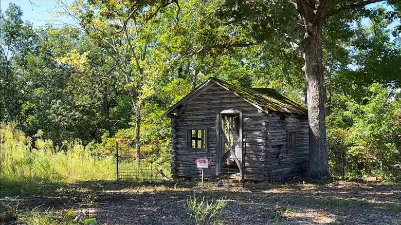 Cabaña en ruinas en la ciudad fantasma de Arlington, Missouri