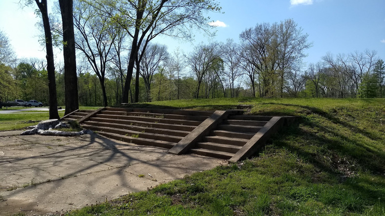 Escalones de piedra en la localidad abandonada de Old Greenville, Missouri