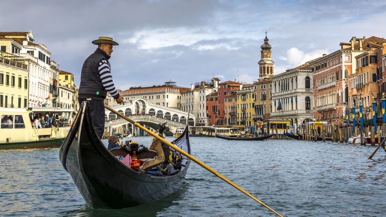 Filas de gondoleros en el Gran Canal en un día nublado en Venecia