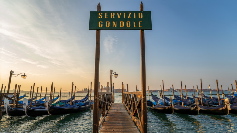 Servizio Gondole firmar con línea de góndolas en la hora mágica en Venecia