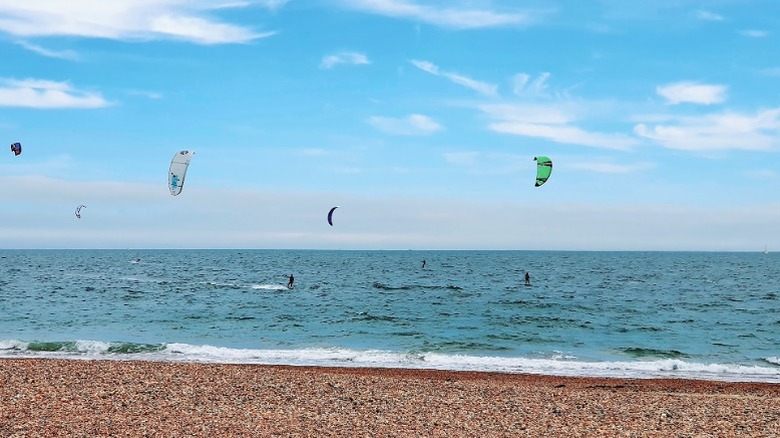 Hayling Beach con kitsurfers en el agua
