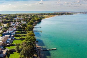 A las afueras de Portsmouth hay una isla pintoresca con una ciudad encantadora, playas y senderos.