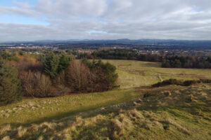 Entre Edimburgo y Glasgow hay una ciudad histórica con boutiques, comidas locales y diversión infinita al aire libre