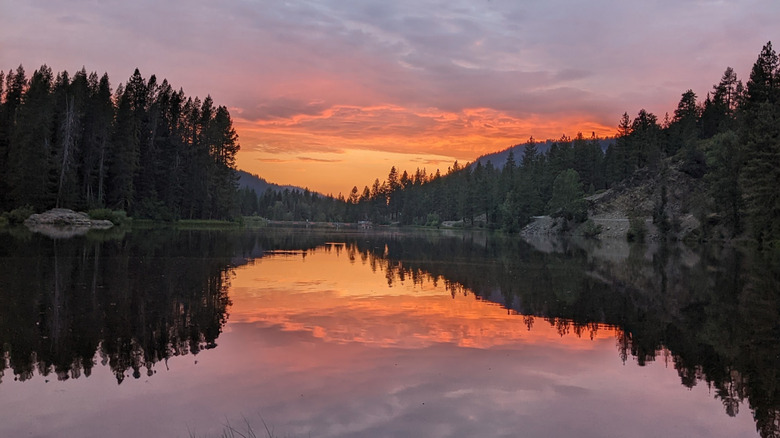 Atardecer en el embalse de Milton en California