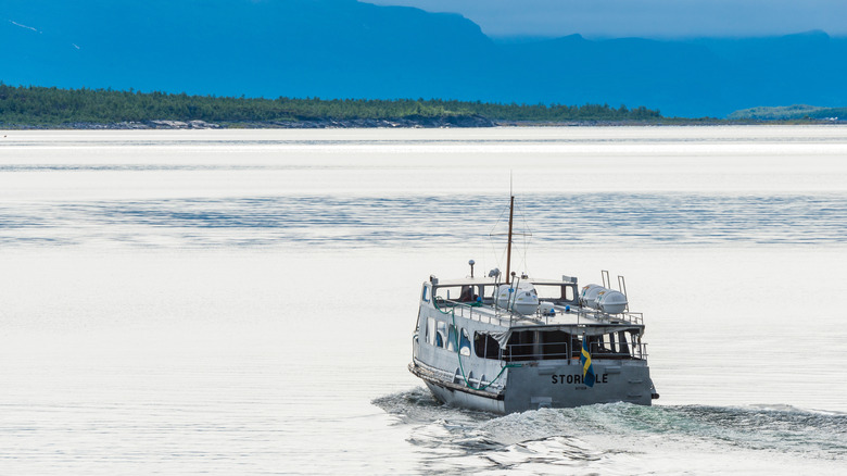 Un barco cruza la superficie del lago Akkajaure en el norte de Suecia