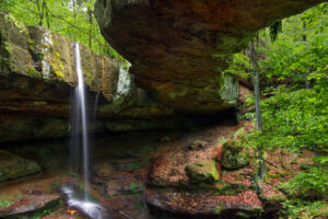Entre Columbus y Atenas hay una parada panorámica con el puente de roca natural, campamentos y senderos más grandes de Ohio