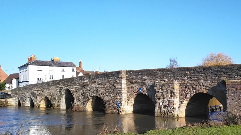 El puente Bidford en Bidford-on-Avon en Warwickshire, Inglaterra, Reino Unido