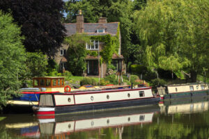 Entre Birmingham y Gloucester hay un pueblo fluvial con un encanto tranquilo, lazos de Shakespeare y barcos por los canales