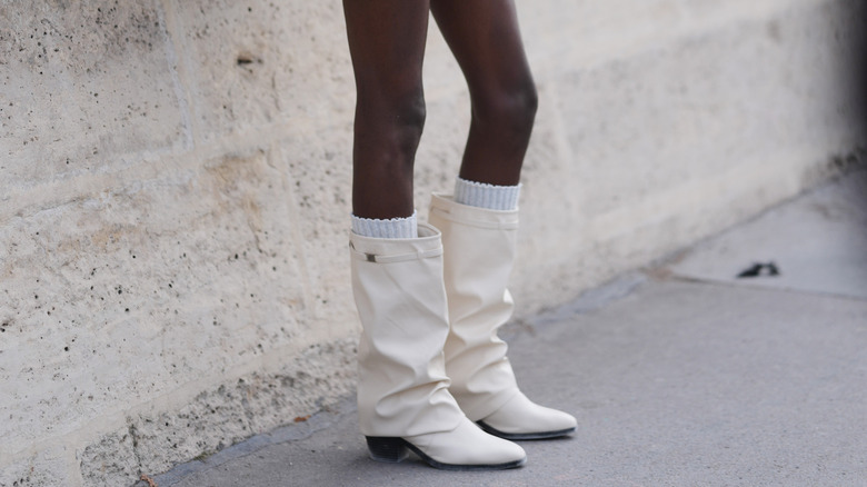 Mujer con botas blancas