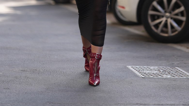 Mujer con botas rojas
