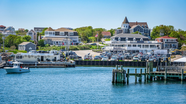 Un día soleado sobre el puerto de Block Island.