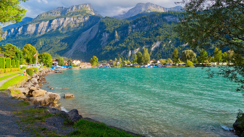 Vista desde el pueblo de Brienz, el lago Brienz