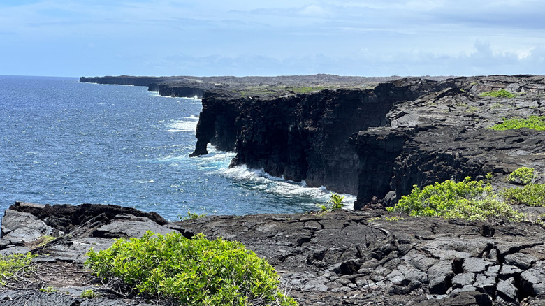Vista del Arco del Mar de Hōlei en la costa de Hawai'i dentro del Parque Nacional de los Volcanes