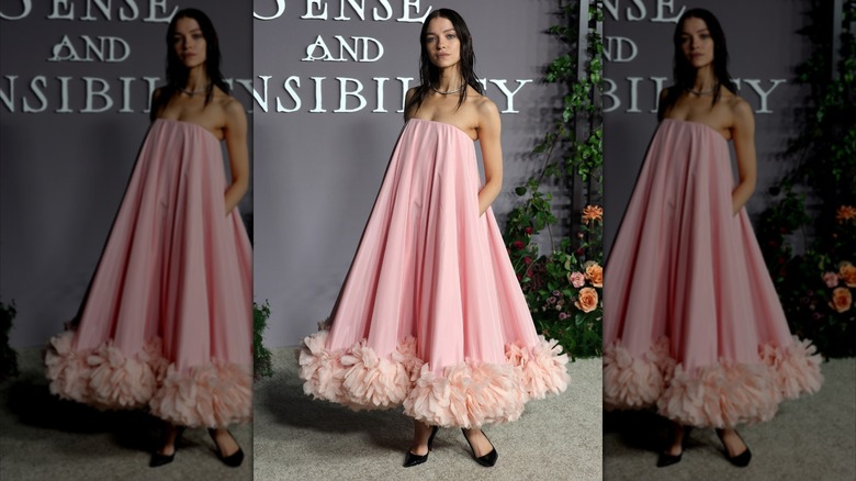 Esmé Creed-Miles con un vestido rosa en la 