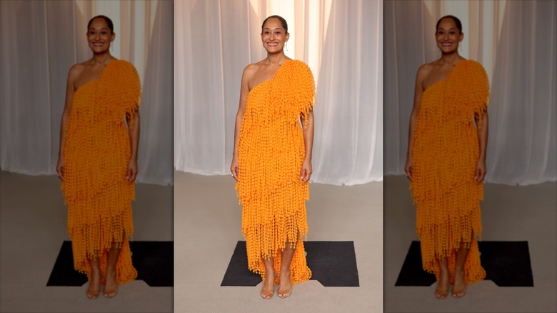 Trac﻿ee Ellis Ross vestida con un vestido naranja en la Gala del Museo de la Academia 2026