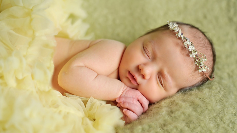 El bebé duerme con un tutú amarillo